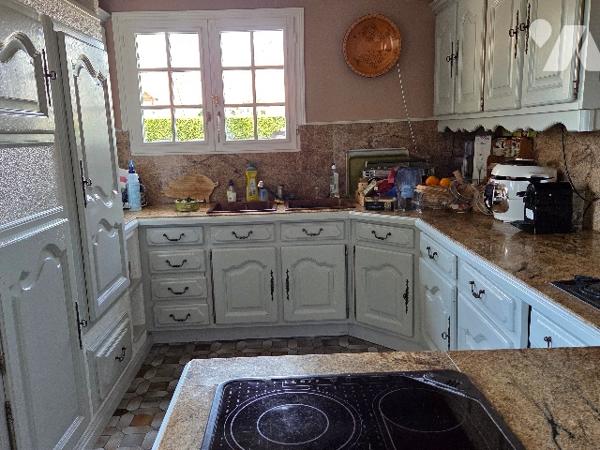 YERVILLE, maison avec toit en chaume d'~152 m², sur terrain d'~ 6300 m², 4 chambres, double garage.