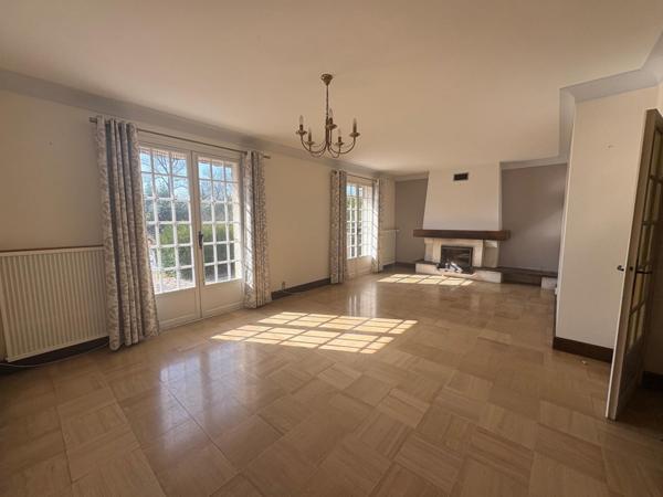 Maison traditionnelle 120 m2 avec 4 chambres sur terrain de 1600 m2 proche toutes commodités