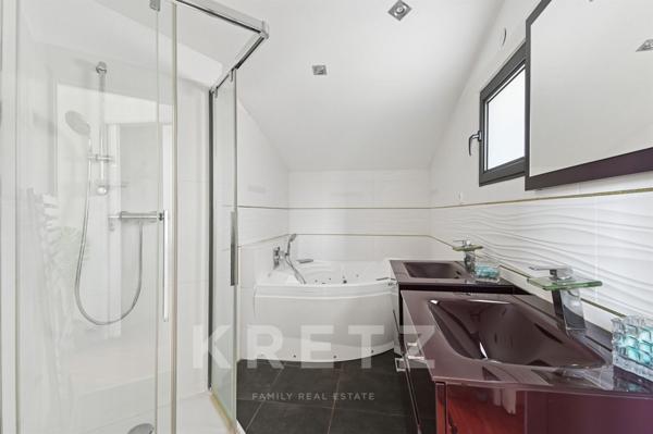 Maison contemporaine avec terrasses et patio