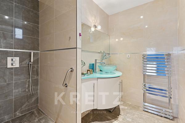 Maison contemporaine avec terrasses et patio