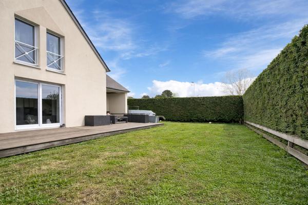 Maison située à proximité des commodités avec une vie de plain pied et un beau jardin clos