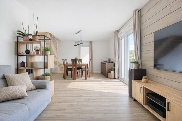 Maison située à proximité des commodités avec une vie de plain pied et un beau jardin clos