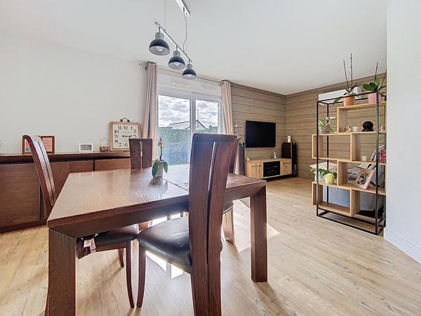 Maison située à proximité des commodités avec une vie de plain pied et un beau jardin clos