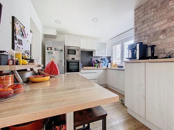 Maison située à proximité des commodités avec une vie de plain pied et un beau jardin clos