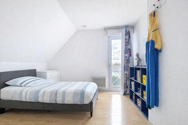 Maison située à proximité des commodités avec une vie de plain pied et un beau jardin clos