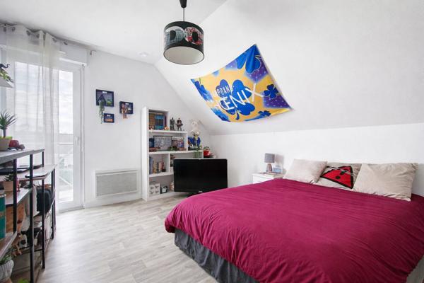 Maison située à proximité des commodités avec une vie de plain pied et un beau jardin clos