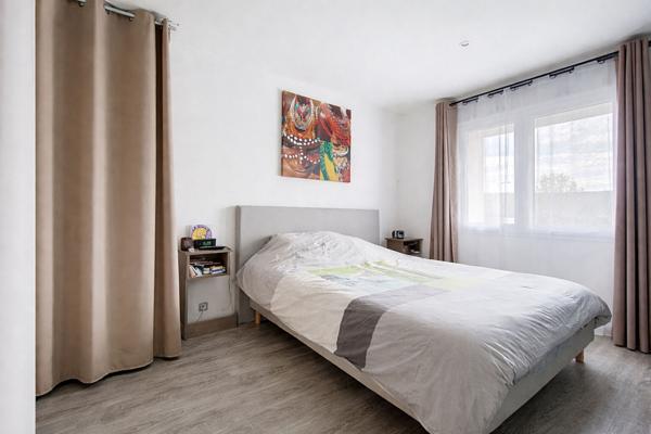 Maison située à proximité des commodités avec une vie de plain pied et un beau jardin clos