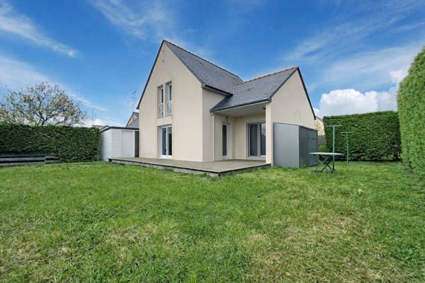 Maison située à proximité des commodités avec une vie de plain pied et un beau jardin clos
