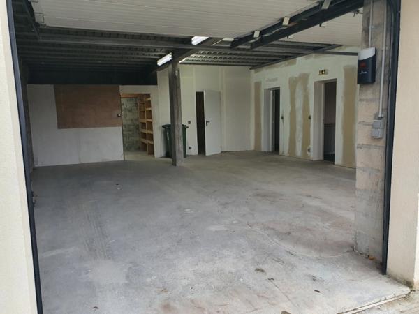 Local/bureau à louer GUERVILLE (78) 117 m² - GARAGE - BUREAU - SANITAIRES DOUCHE ET WC -