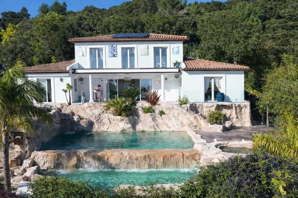 Hyères (83400) HYERES - MAGNIFIQUE MAISON EN POSITION DOMINANTE - VUE PANORAMIQUE - PISCINE AVEC CASCADE