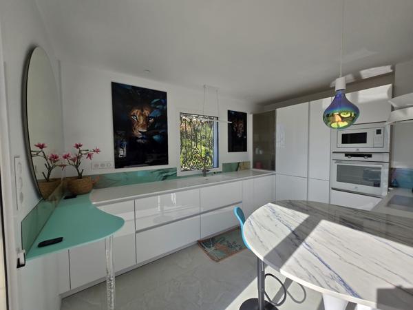 Hyères (83400) HYERES - MAGNIFIQUE MAISON EN POSITION DOMINANTE - VUE PANORAMIQUE - PISCINE AVEC CASCADE