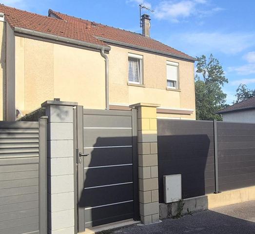 Belle Maison Individuelle de 116 m² Rénovée avec Goût comprenant une Cour, Bureau, Buanderie, Réserve, Terrasse et un joli Terrain Clos et entretenu de 271 m²