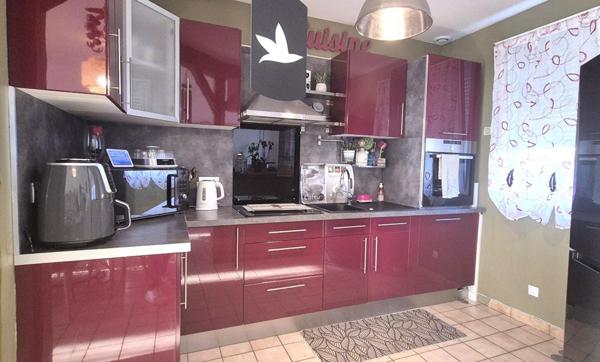 Belle Maison Individuelle de 116 m² Rénovée avec Goût comprenant une Cour, Bureau, Buanderie, Réserve, Terrasse et un joli Terrain Clos et entretenu de 271 m²