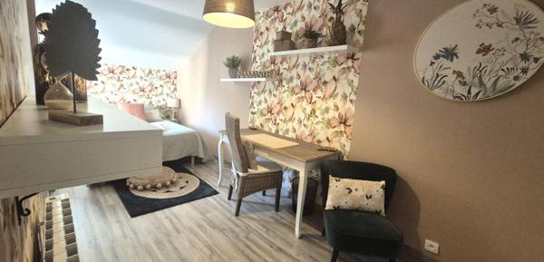 Belle Maison Individuelle de 116 m² Rénovée avec Goût comprenant une Cour, Bureau, Buanderie, Réserve, Terrasse et un joli Terrain Clos et entretenu de 271 m²