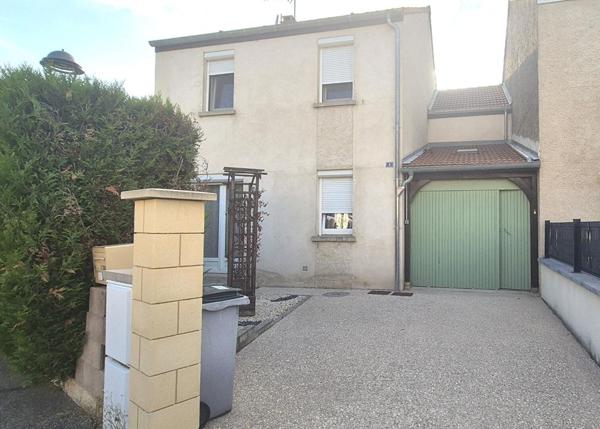 Belle Maison Individuelle de 116 m² Rénovée avec Goût comprenant une Cour, Bureau, Buanderie, Réserve, Terrasse et un joli Terrain Clos et entretenu de 271 m²