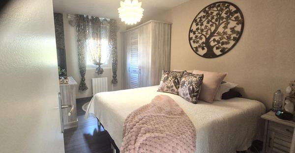 Belle Maison Individuelle de 116 m² Rénovée avec Goût comprenant une Cour, Bureau, Buanderie, Réserve, Terrasse et un joli Terrain Clos et entretenu de 271 m²