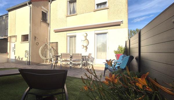 Belle Maison Individuelle de 116 m² Rénovée avec Goût comprenant une Cour, Bureau, Buanderie, Réserve, Terrasse et un joli Terrain Clos et entretenu de 271 m²