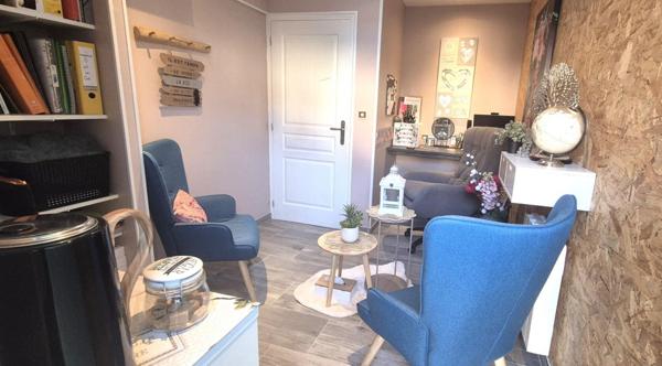 Belle Maison Individuelle de 116 m² Rénovée avec Goût comprenant une Cour, Bureau, Buanderie, Réserve, Terrasse et un joli Terrain Clos et entretenu de 271 m²