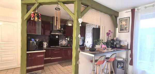 Belle Maison Individuelle de 116 m² Rénovée avec Goût comprenant une Cour, Bureau, Buanderie, Réserve, Terrasse et un joli Terrain Clos et entretenu de 271 m²