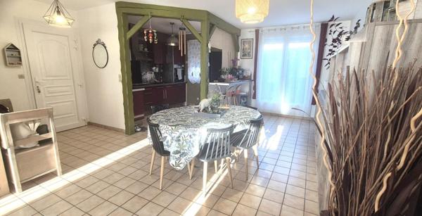 Belle Maison Individuelle de 116 m² Rénovée avec Goût comprenant une Cour, Bureau, Buanderie, Réserve, Terrasse et un joli Terrain Clos et entretenu de 271 m²