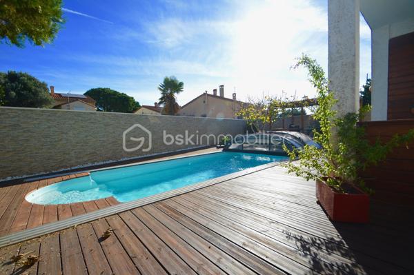 À Bompas, venez découvrir cette magnifique demeure de caractère aux volumes généreux et au charme indéniable, idéale pour une grande famille ou un projet d'investissement. Dès l'entrée, vous serez séduit par une vaste cuisine aménagée, conviviale et fonctionnelle, ouverte sur un salon-séjour lumineux équipé d'un poêle, créant une atmosphère chaleureuse. Le rez-de-chaussée offre également trois chambres confortables, une salle d'eau moderne et un WC indépendant. À l'étage, un espace totalement indépendant, aménagé en appartement, comprend plusieurs pièces dont deux chambres. Il constitue une solution idéale pour recevoir famille et amis. À l'extérieur, le terrain arboré d'environ 550 m² invite à la détente avec une piscine chauffée et couverte, utilisable toute l'année. Un studio indépendant d'environ 30 m², actuellement loué 500 euros par mois, vient compléter l'ensemble. Les panneaux photovoltaïques et le forage renforcent l'attrait de ce bien à forte rentabilité.