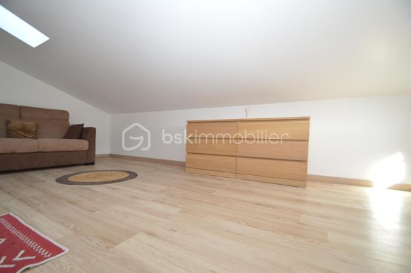 À Bompas, venez découvrir cette magnifique demeure de caractère aux volumes généreux et au charme indéniable, idéale pour une grande famille ou un projet d'investissement. Dès l'entrée, vous serez séduit par une vaste cuisine aménagée, conviviale et fonctionnelle, ouverte sur un salon-séjour lumineux équipé d'un poêle, créant une atmosphère chaleureuse. Le rez-de-chaussée offre également trois chambres confortables, une salle d'eau moderne et un WC indépendant. À l'étage, un espace totalement indépendant, aménagé en appartement, comprend plusieurs pièces dont deux chambres. Il constitue une solution idéale pour recevoir famille et amis. À l'extérieur, le terrain arboré d'environ 550 m² invite à la détente avec une piscine chauffée et couverte, utilisable toute l'année. Un studio indépendant d'environ 30 m², actuellement loué 500 euros par mois, vient compléter l'ensemble. Les panneaux photovoltaïques et le forage renforcent l'attrait de ce bien à forte rentabilité.