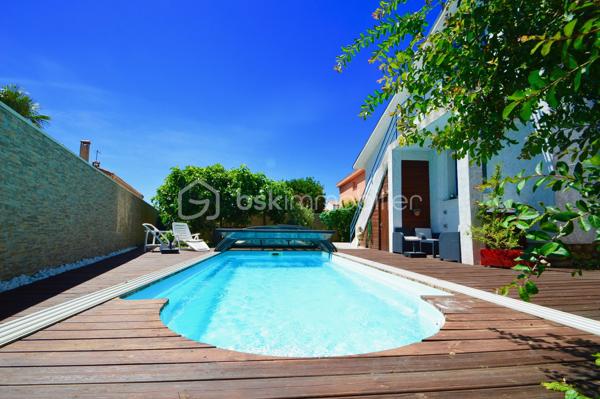 À Bompas, venez découvrir cette magnifique demeure de caractère aux volumes généreux et au charme indéniable, idéale pour une grande famille ou un projet d'investissement. Dès l'entrée, vous serez séduit par une vaste cuisine aménagée, conviviale et fonctionnelle, ouverte sur un salon-séjour lumineux équipé d'un poêle, créant une atmosphère chaleureuse. Le rez-de-chaussée offre également trois chambres confortables, une salle d'eau moderne et un WC indépendant. À l'étage, un espace totalement indépendant, aménagé en appartement, comprend plusieurs pièces dont deux chambres. Il constitue une solution idéale pour recevoir famille et amis. À l'extérieur, le terrain arboré d'environ 550 m² invite à la détente avec une piscine chauffée et couverte, utilisable toute l'année. Un studio indépendant d'environ 30 m², actuellement loué 500 euros par mois, vient compléter l'ensemble. Les panneaux photovoltaïques et le forage renforcent l'attrait de ce bien à forte rentabilité.