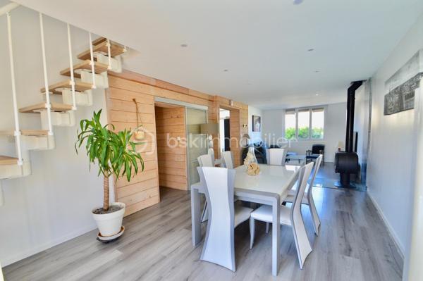 À Bompas, venez découvrir cette magnifique demeure de caractère aux volumes généreux et au charme indéniable, idéale pour une grande famille ou un projet d'investissement. Dès l'entrée, vous serez séduit par une vaste cuisine aménagée, conviviale et fonctionnelle, ouverte sur un salon-séjour lumineux équipé d'un poêle, créant une atmosphère chaleureuse. Le rez-de-chaussée offre également trois chambres confortables, une salle d'eau moderne et un WC indépendant. À l'étage, un espace totalement indépendant, aménagé en appartement, comprend plusieurs pièces dont deux chambres. Il constitue une solution idéale pour recevoir famille et amis. À l'extérieur, le terrain arboré d'environ 550 m² invite à la détente avec une piscine chauffée et couverte, utilisable toute l'année. Un studio indépendant d'environ 30 m², actuellement loué 500 euros par mois, vient compléter l'ensemble. Les panneaux photovoltaïques et le forage renforcent l'attrait de ce bien à forte rentabilité.
