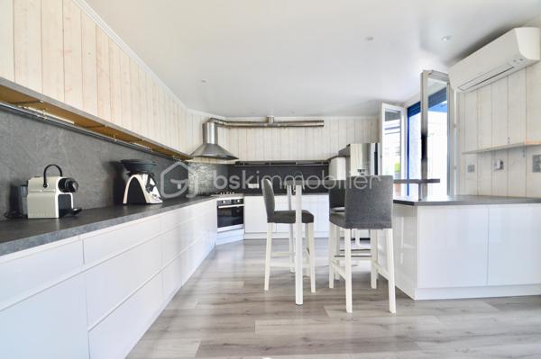 À Bompas, venez découvrir cette magnifique demeure de caractère aux volumes généreux et au charme indéniable, idéale pour une grande famille ou un projet d'investissement. Dès l'entrée, vous serez séduit par une vaste cuisine aménagée, conviviale et fonctionnelle, ouverte sur un salon-séjour lumineux équipé d'un poêle, créant une atmosphère chaleureuse. Le rez-de-chaussée offre également trois chambres confortables, une salle d'eau moderne et un WC indépendant. À l'étage, un espace totalement indépendant, aménagé en appartement, comprend plusieurs pièces dont deux chambres. Il constitue une solution idéale pour recevoir famille et amis. À l'extérieur, le terrain arboré d'environ 550 m² invite à la détente avec une piscine chauffée et couverte, utilisable toute l'année. Un studio indépendant d'environ 30 m², actuellement loué 500 euros par mois, vient compléter l'ensemble. Les panneaux photovoltaïques et le forage renforcent l'attrait de ce bien à forte rentabilité.