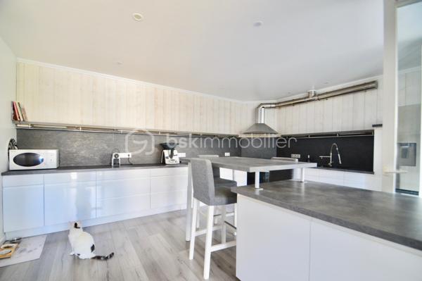 À Bompas, venez découvrir cette magnifique demeure de caractère aux volumes généreux et au charme indéniable, idéale pour une grande famille ou un projet d'investissement. Dès l'entrée, vous serez séduit par une vaste cuisine aménagée, conviviale et fonctionnelle, ouverte sur un salon-séjour lumineux équipé d'un poêle, créant une atmosphère chaleureuse. Le rez-de-chaussée offre également trois chambres confortables, une salle d'eau moderne et un WC indépendant. À l'étage, un espace totalement indépendant, aménagé en appartement, comprend plusieurs pièces dont deux chambres. Il constitue une solution idéale pour recevoir famille et amis. À l'extérieur, le terrain arboré d'environ 550 m² invite à la détente avec une piscine chauffée et couverte, utilisable toute l'année. Un studio indépendant d'environ 30 m², actuellement loué 500 euros par mois, vient compléter l'ensemble. Les panneaux photovoltaïques et le forage renforcent l'attrait de ce bien à forte rentabilité.