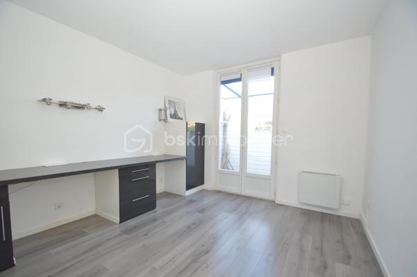 À Bompas, venez découvrir cette magnifique demeure de caractère aux volumes généreux et au charme indéniable, idéale pour une grande famille ou un projet d'investissement. Dès l'entrée, vous serez séduit par une vaste cuisine aménagée, conviviale et fonctionnelle, ouverte sur un salon-séjour lumineux équipé d'un poêle, créant une atmosphère chaleureuse. Le rez-de-chaussée offre également trois chambres confortables, une salle d'eau moderne et un WC indépendant. À l'étage, un espace totalement indépendant, aménagé en appartement, comprend plusieurs pièces dont deux chambres. Il constitue une solution idéale pour recevoir famille et amis. À l'extérieur, le terrain arboré d'environ 550 m² invite à la détente avec une piscine chauffée et couverte, utilisable toute l'année. Un studio indépendant d'environ 30 m², actuellement loué 500 euros par mois, vient compléter l'ensemble. Les panneaux photovoltaïques et le forage renforcent l'attrait de ce bien à forte rentabilité.