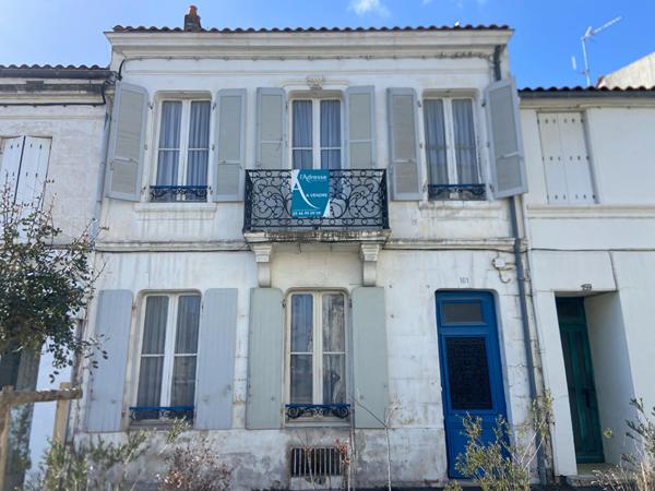 Maison de ville, maison de fond de cour et grand garage