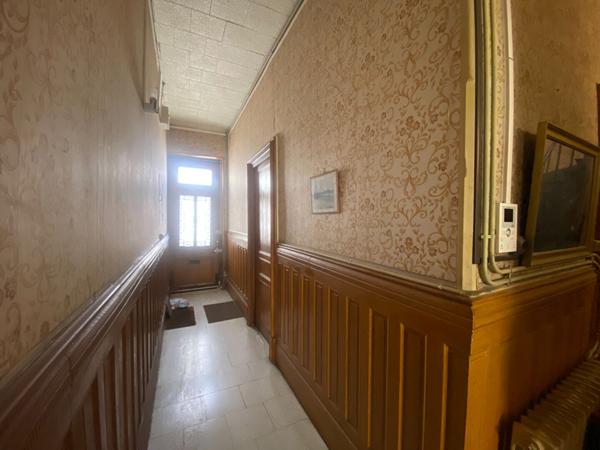 Maison de ville, maison de fond de cour et grand garage