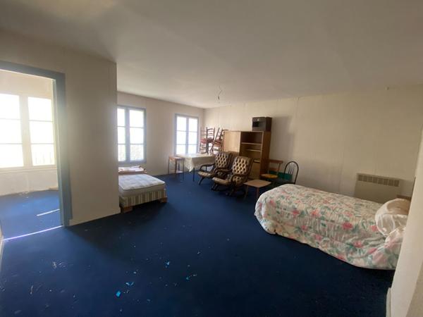 Maison de ville, maison de fond de cour et grand garage