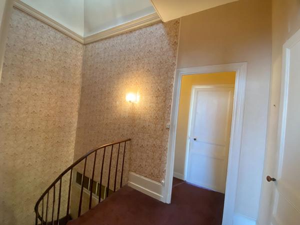 Maison de ville, maison de fond de cour et grand garage