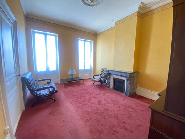 Maison de ville, maison de fond de cour et grand garage