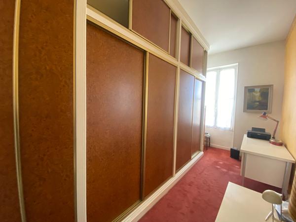 Maison de ville, maison de fond de cour et grand garage