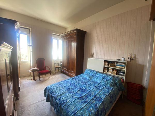 Maison de ville, maison de fond de cour et grand garage