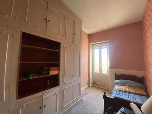 Maison de ville, maison de fond de cour et grand garage