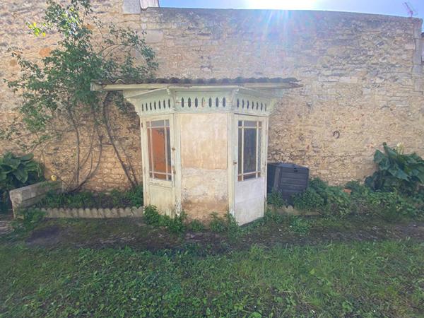 Maison de ville, maison de fond de cour et grand garage