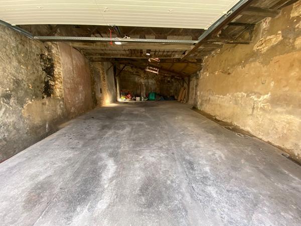 Maison de ville, maison de fond de cour et grand garage