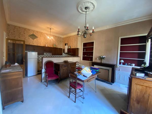 Maison de ville, maison de fond de cour et grand garage