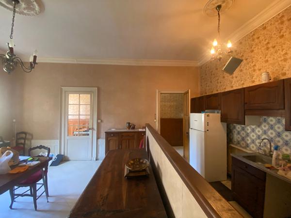 Maison de ville, maison de fond de cour et grand garage