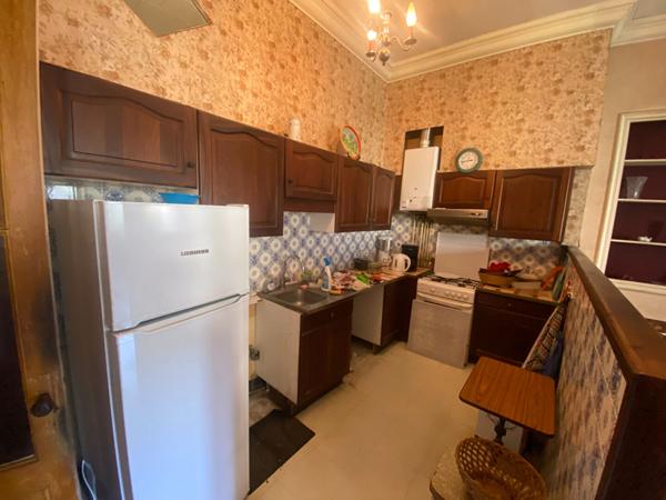 Maison de ville, maison de fond de cour et grand garage