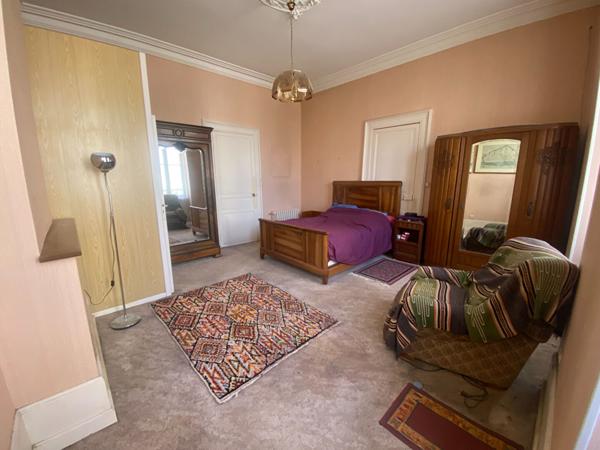 Maison de ville, maison de fond de cour et grand garage