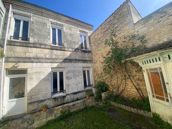 Maison de ville, maison de fond de cour et grand garage