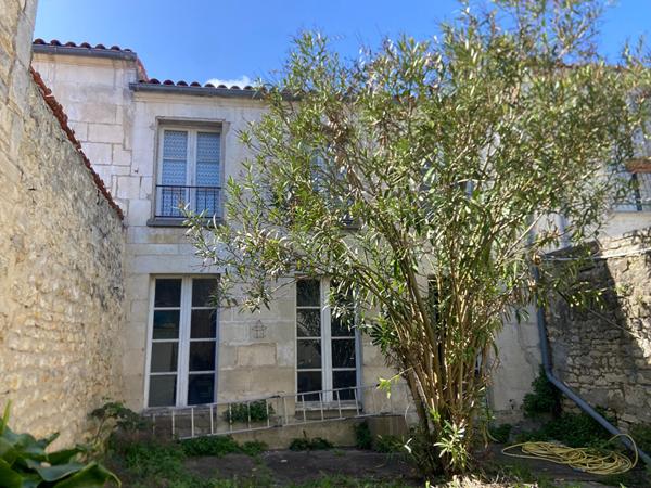 Maison de ville, maison de fond de cour et grand garage