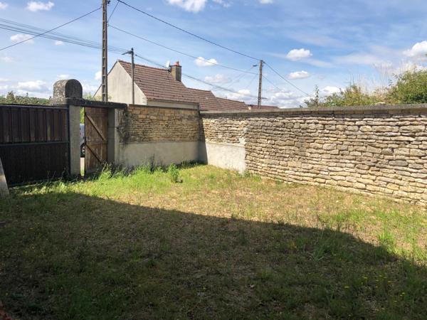 Grange avec cour et jardin proche MONTBARD (21500)