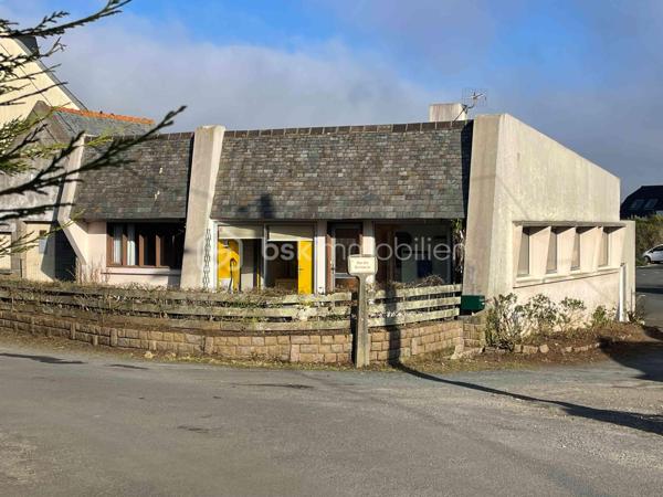 A proximité immediate du port de TREBEURDEN, des plages et des commerces, maison de plain pied de 100 m² composée de 3 chambres, bureau, salon / salle à manger avec cheminée, cuisine indépendante. Studio et garage. Travaux de rénovation à prévoir