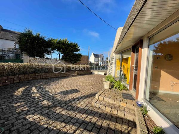 A proximité immediate du port de TREBEURDEN, des plages et des commerces, maison de plain pied de 100 m² composée de 3 chambres, bureau, salon / salle à manger avec cheminée, cuisine indépendante. Studio et garage. Travaux de rénovation à prévoir